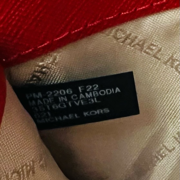 Michael Kors Jet Set Travel Large Three Quarter Zip Wallet - Picture 13 of 14